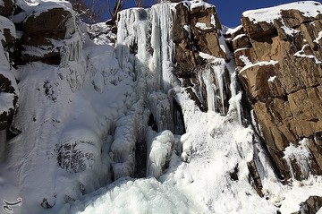 طبیعت زمستانی آبشار گنجنامه
