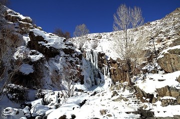 طبیعت زمستانی آبشار گنجنامه
