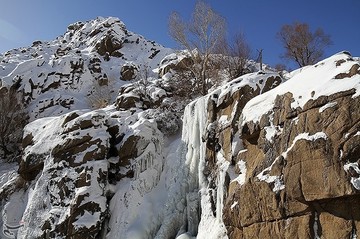 طبیعت زمستانی آبشار گنجنامه