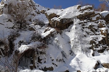 طبیعت زمستانی آبشار گنجنامه