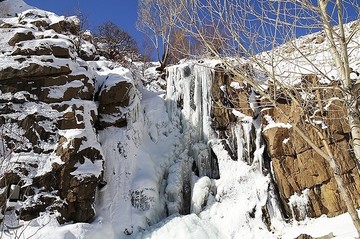 طبیعت زمستانی آبشار گنجنامه