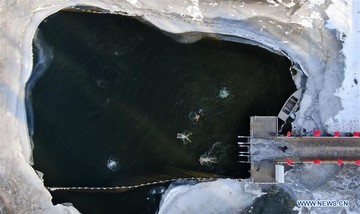 تصاویر | شنا در آب‌ سرد دریاچه یخ زده