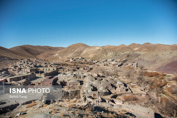 یکی از روستاهای اطراف شهرستان سربیشه استان خراسان جنوبی که سالیانی پیش ساکنان آن با وجود آب زندگی خود را می‌گذراندند اما این روزها با مشکلات کم آبی و خشکسالی روبرو شده‌اند و سکوت در آن‌ها حکم فرماست