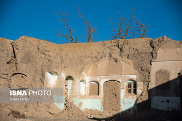 یکی از خانه‌های روستایی در اطراف بیرجند که تبدیل به ویرانه شده، ساکنان آن به دلیل خشکسالی مجبور به مهاجرت شده‌اند