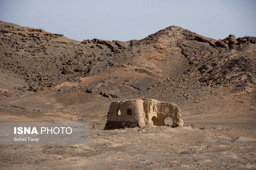 یکی از خانه‌های روستایی در اطراف بیرجند که تبدیل به ویرانه شده، ساکنان آن به دلیل خشکسالی مجبور به مهاجرت شده‌اند