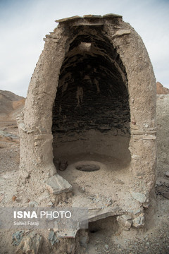 تنور‌ پخت نان که هنوز بوی خوش گذشته نه چندان دور را دارد، ولی خشکسالی آن‌ را سرد و بی روح کرده است
