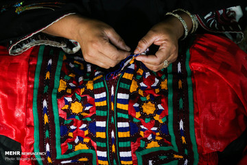 زری بافی؛ هنر زیبای زنان هرمزگان