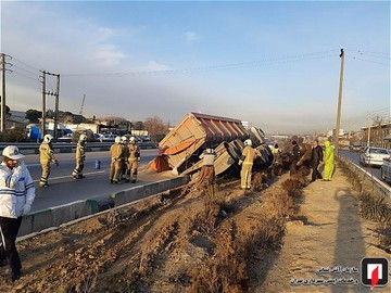 واژگونی کامیون تریلی در بزرگراه شهید لشگری