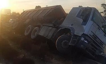 تصاویر | واژگونی تریلی بار گندم در بزرگراه شهید لشگری