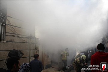 آتش سوزی پراید در پارکینگ ساختمان مسکونی