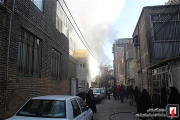 آتش سوزی پراید در پارکینگ ساختمان مسکونی