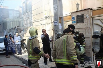 آتش سوزی پراید در پارکینگ ساختمان مسکونی