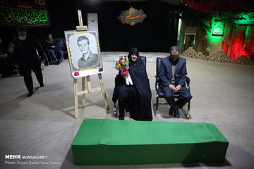دیدار خانواده شهید علیرضا زیبرم با پیکر فرزندشان در معراج شهدای تهران