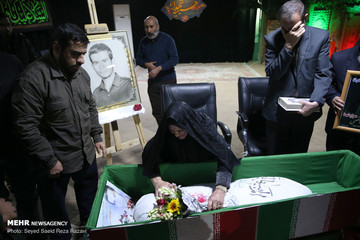 دیدار خانواده شهید علیرضا زیبرم با پیکر فرزندشان در معراج شهدای تهران