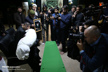 دیدار خانواده شهید علیرضا زیبرم با پیکر فرزندشان در معراج شهدای تهران