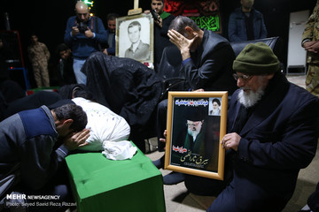 دیدار خانواده شهید علیرضا زیبرم با پیکر فرزندشان در معراج شهدای تهران