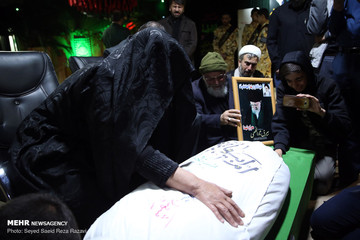 دیدار خانواده شهید علیرضا زیبرم با پیکر فرزندشان در معراج شهدای تهران