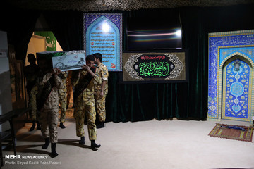 دیدار خانواده شهید علیرضا زیبرم با پیکر فرزندشان در معراج شهدای تهران