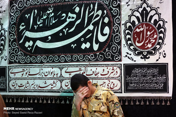 دیدار خانواده شهید علیرضا زیبرم با پیکر فرزندشان در معراج شهدای تهران