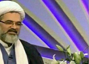 امام جمعه‌ ای که در استخر به منبر رفت! /عکس 