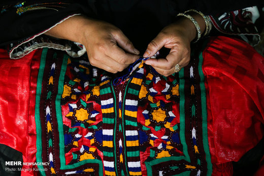 زری بافی؛ هنر زیبای زنان هرمزگان