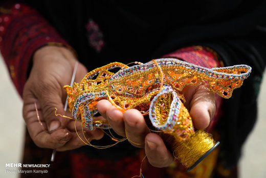 زری بافی؛ هنر زیبای زنان هرمزگان