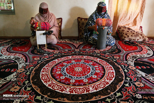 زری بافی؛ هنر زیبای زنان هرمزگان