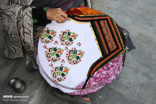زری بافی؛ هنر زیبای زنان هرمزگان