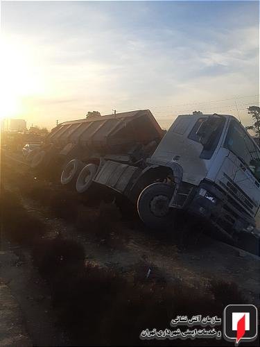 واژگونی کامیون تریلی در بزرگراه شهید لشگری
