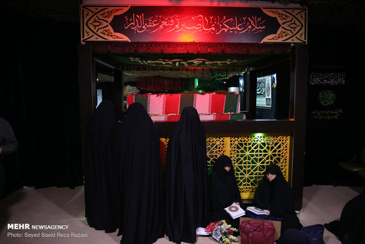 دیدار خانواده شهید علیرضا زیبرم با پیکر فرزندشان در معراج شهدای تهران