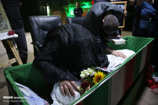 دیدار خانواده شهید علیرضا زیبرم با پیکر فرزندشان در معراج شهدای تهران