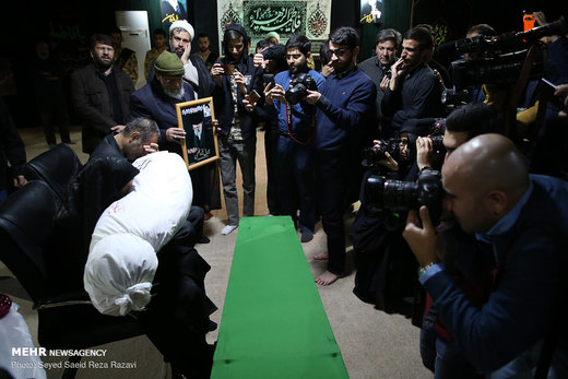 دیدار خانواده شهید علیرضا زیبرم با پیکر فرزندشان در معراج شهدای تهران