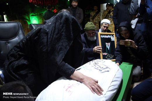 دیدار خانواده شهید علیرضا زیبرم با پیکر فرزندشان در معراج شهدای تهران