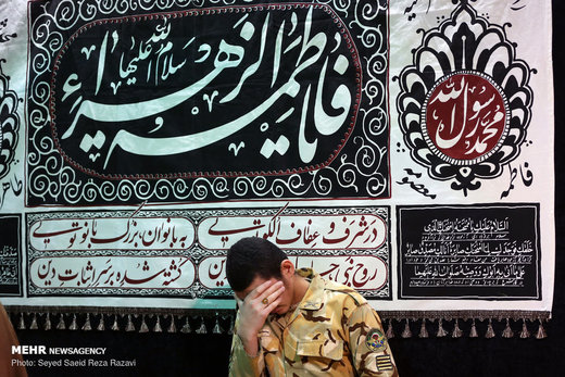 دیدار خانواده شهید علیرضا زیبرم با پیکر فرزندشان در معراج شهدای تهران