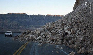 ریزش کوه در محور خوی-چالدران/ منازل روستایی در معرض خطر تخلیه شدند