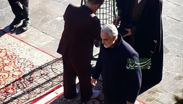 عکس | سردار سلیمانی در حرم امام رضا(ع)
