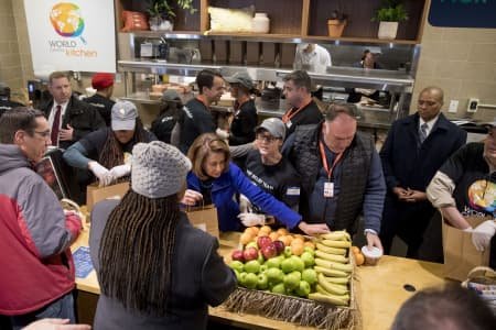 توزیع غذای رایگان توسط نانسی پلوسی رئیس حزب دموکرات مجلس نمایندگان آمریکا