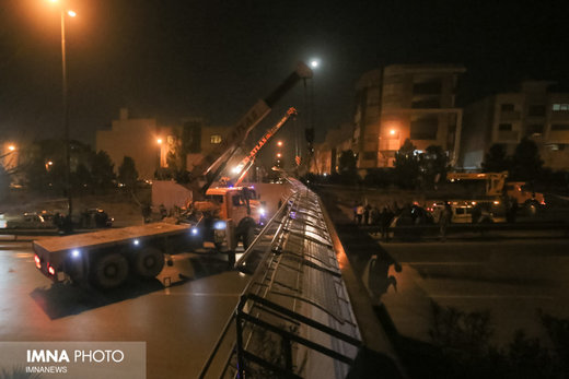 برخورد تریلر با پل هوایی اتوبان شهید میثمی اصفهان