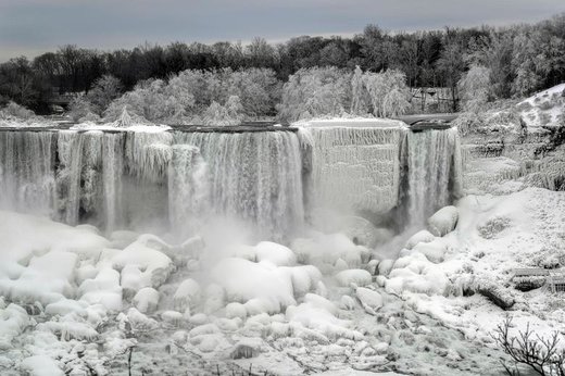 یخ زدگی آبشار نیاگارا در شهر نیاگارا فالز ایالت نیویورک آمریکا