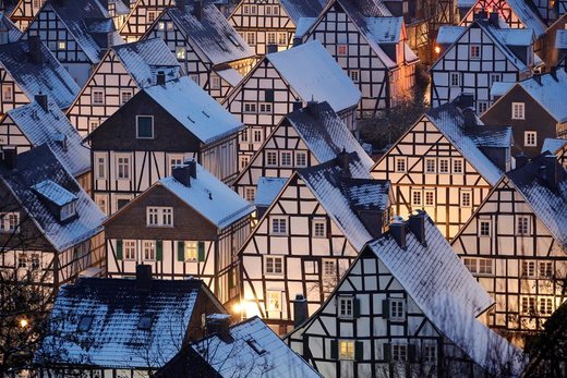 پشت بام خانه‌ها در بخش تاریخی شهر فرویدن‌برگ در ایالت نوردراین-وستفالن آلمان از برف پوشیده شده‌اند