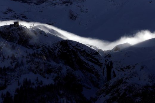 وزش باد در میان برف‌ها در Engstligenalp سوئیس