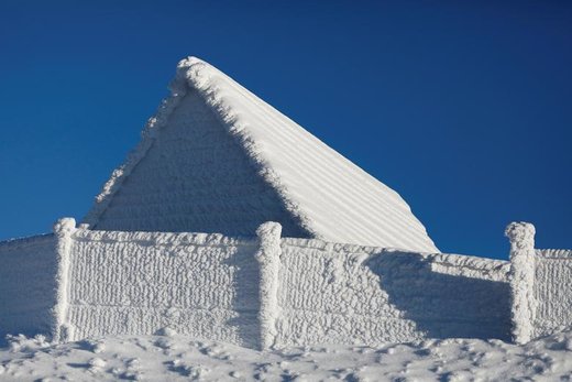 خانه پوشیده از برف در شچرک لهستان