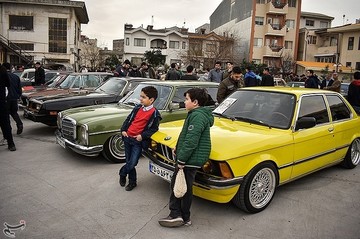 گردهمایی خودروهای کلاسیک در لاهیجان