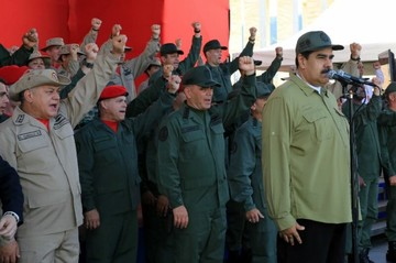 دلیل حمایت مقامات نظامی از مادورو چیست؟