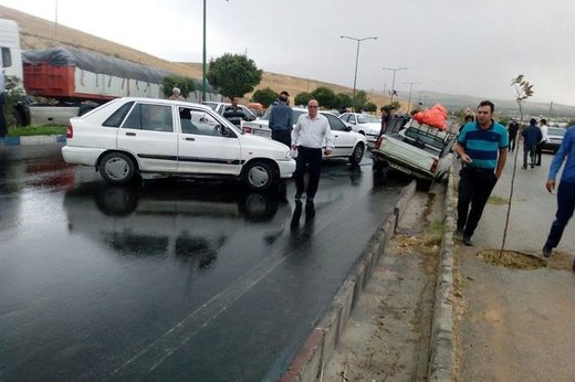تصادف زنجیره ای بیش از ۳۰ خودرو در جاده اهر- تبریز تصادف زنجیره ای بیش از ۳۰ خودرو در جاده اهر- تبریز