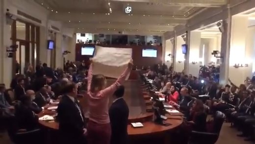 فیلم | فعال ضد جنگ جلسه پمپئو را بهم زد