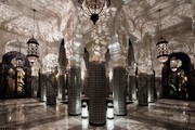 مهمانان این هتل سوار اسب عربی می‌شوند