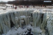 تصاویر | مناظر شگفت‌انگیز از آبشار یخ‌زده چین