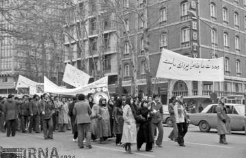 7 بهمن 1357؛ راهپیمایی مردم ایران برای بازگشت امام خمینی (ره)