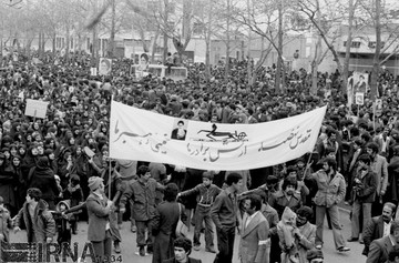 7 بهمن 1357؛ راهپیمایی مردم ایران برای بازگشت امام خمینی (ره)